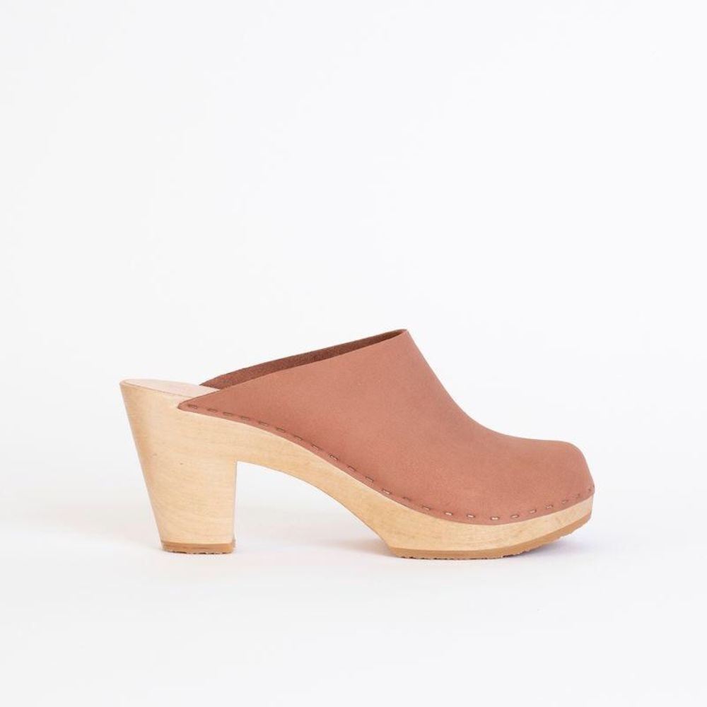Like new BRYR clogs in clay